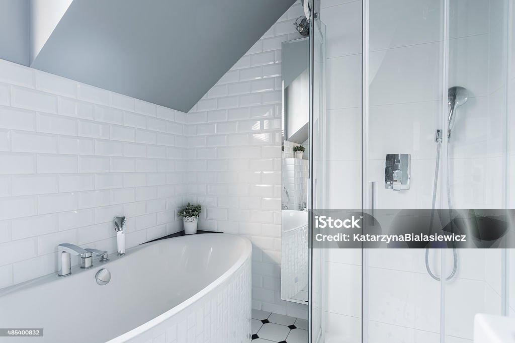 Exklusives weißes Badezimmer mit Badewanne und Dusche