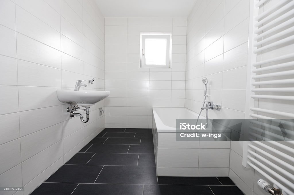 Schwarz-weißes neues modernes Badezimmer mit Fenster, Seitenansicht