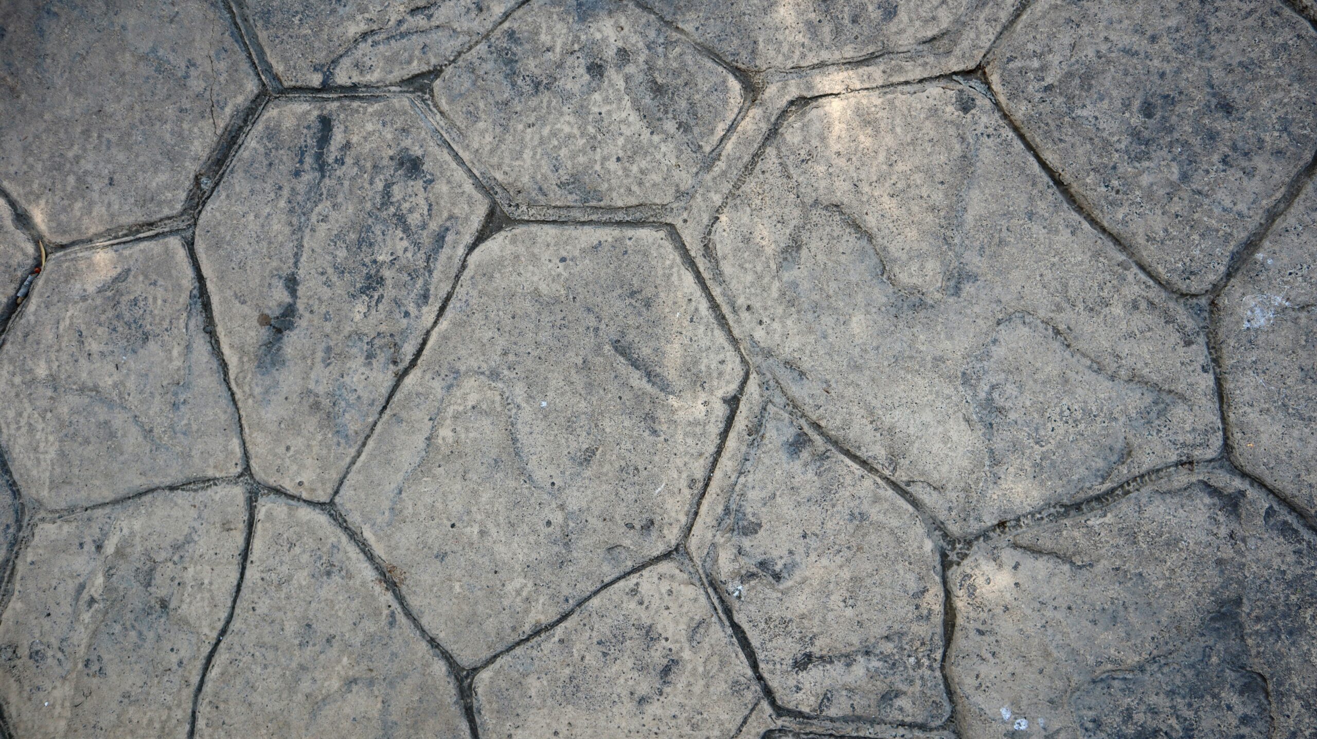 Grauer Naturstein Boden